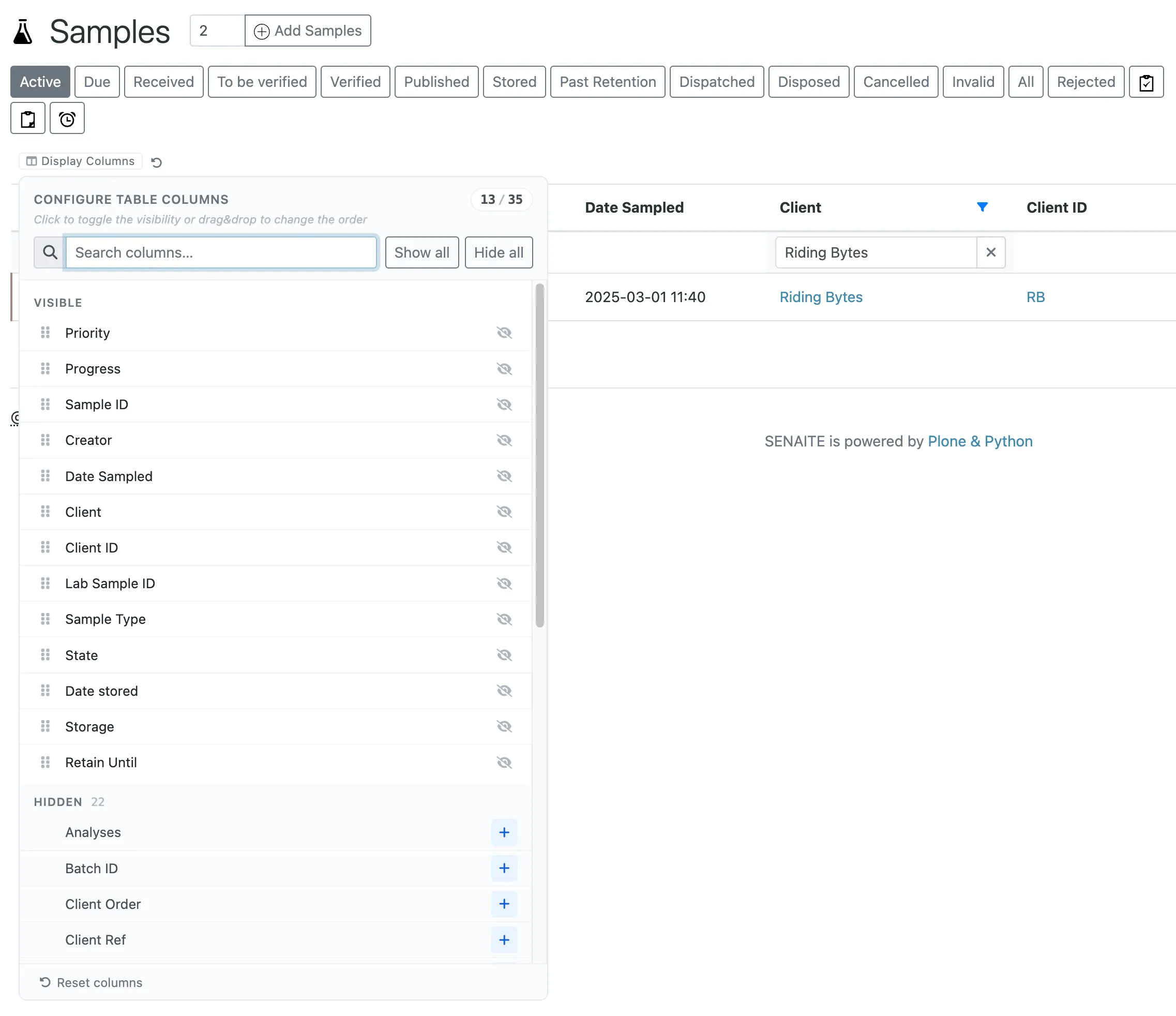 Samples-Listing mit geöffnetem CONFIGURE TABLE COLUMNS Popover. Header zeigt 13 von 35 Spalten konfiguriert. Suchfeld, Show all und Hide all. Ein VISIBLE-Bereich listet Priority, Progress, Sample ID, Creator, Date Sampled, Client, Client ID, Lab Sample ID, Sample Type, State, Date stored, Storage, Retain Until mit Drag-Handles und Ausblenden-Toggles. Darunter ein HIDDEN-Bereich mit 22 weiteren Spalten (Analyses, Batch ID, Client Order, Client Ref) und Plus-Buttons zum Wiederherstellen.