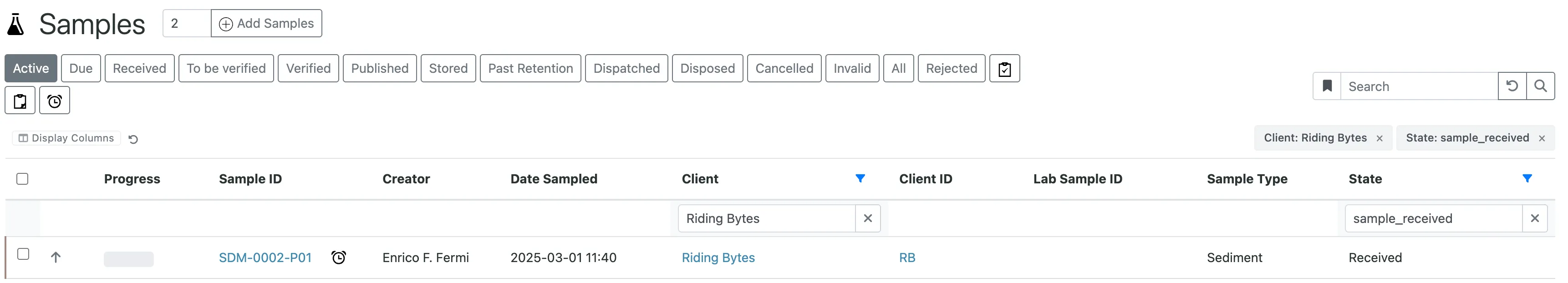 Samples-Listing mit der Review-State-Pill-Zeile (Active, Due, Received, To be verified, Verified, Published, Stored, Past Retention, Dispatched, Disposed, Cancelled, Invalid, All, Rejected) oben. Darunter zwei entfernbare Filter-Chips 'Client: Riding Bytes ×' und 'State: sample_received ×'. Die Tabelle zeigt eine gefilterte Zeile für SDM-0002-P01 mit Riding Bytes / Sediment / Received.